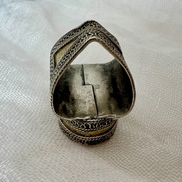 Antique Afghan Tribal Carnelian Saddle Ring – 19th‑20th C. Heart‑Shaped Band - Picture 2 of 13